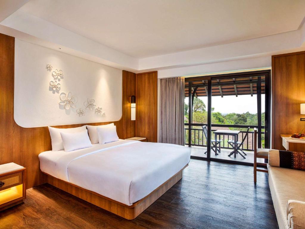 Cama ou camas em um quarto em Novotel Bogor Golf Resort