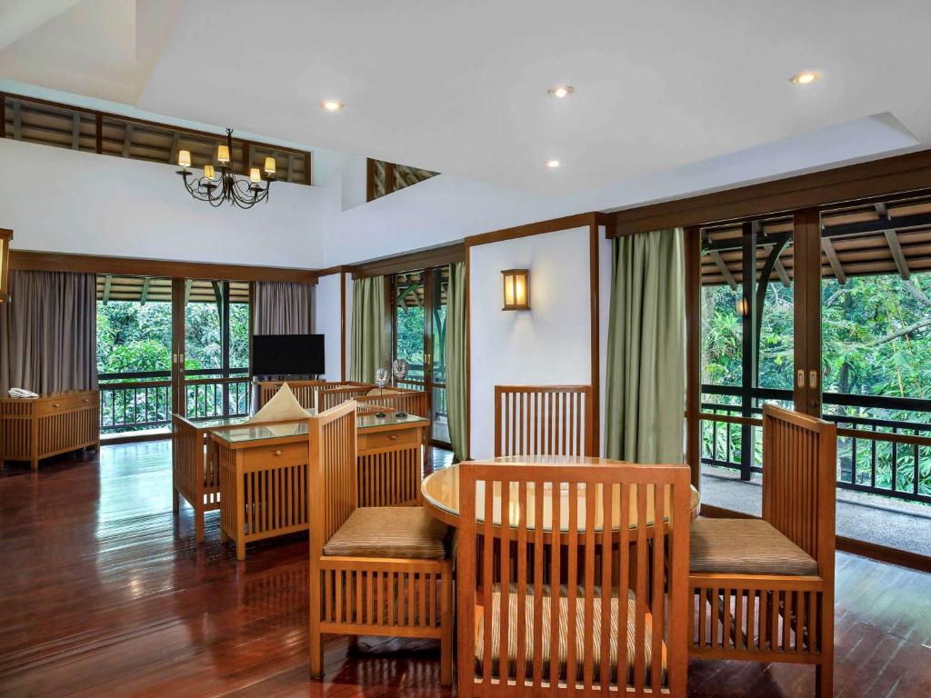 Uma TV ou centro de entretenimento em Novotel Bogor Golf Resort