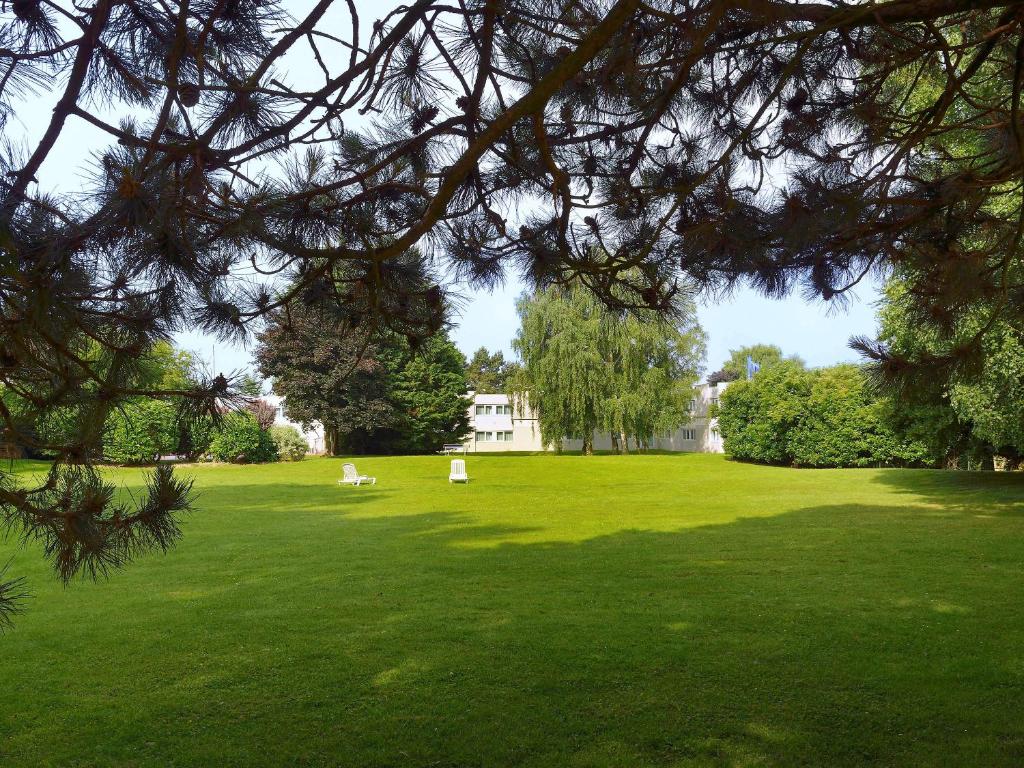 Um jardim em Novotel Bogor Golf Resort