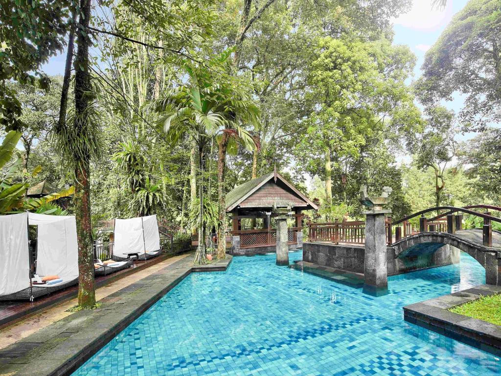 A piscina localizada em Novotel Bogor Golf Resort ou nos arredores