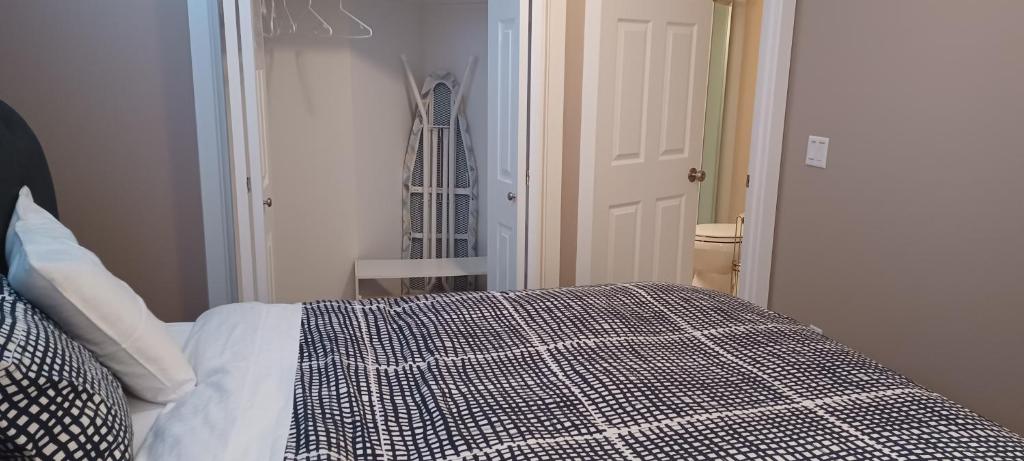 Een bed of bedden in een kamer bij 680 SQ FT Private Space With Ensuite Bathroom