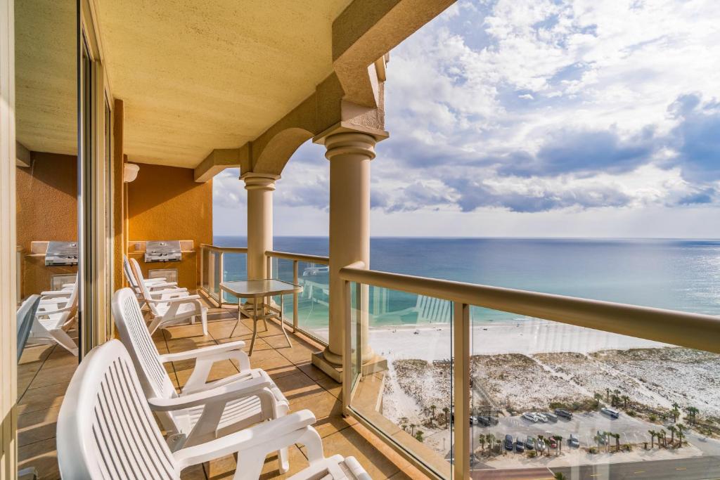 Un balcón con sillas y vistas al océano. en Portofino Island Resort & Spa 1-2003, en Pensacola Beach