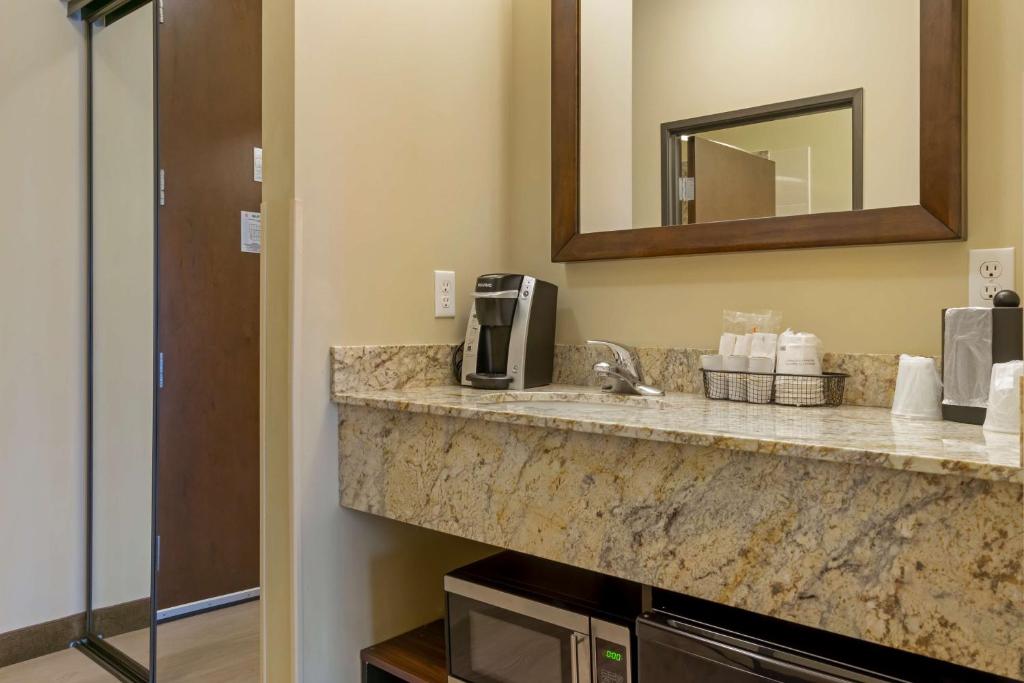 Příslušenství pro přípravu čaje a kávy v ubytování Best Western Plus Lacey Inn & Suites