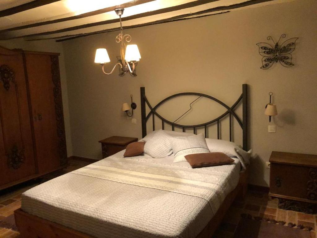 A bed or beds in a room at PUENTECUERVO BAJO