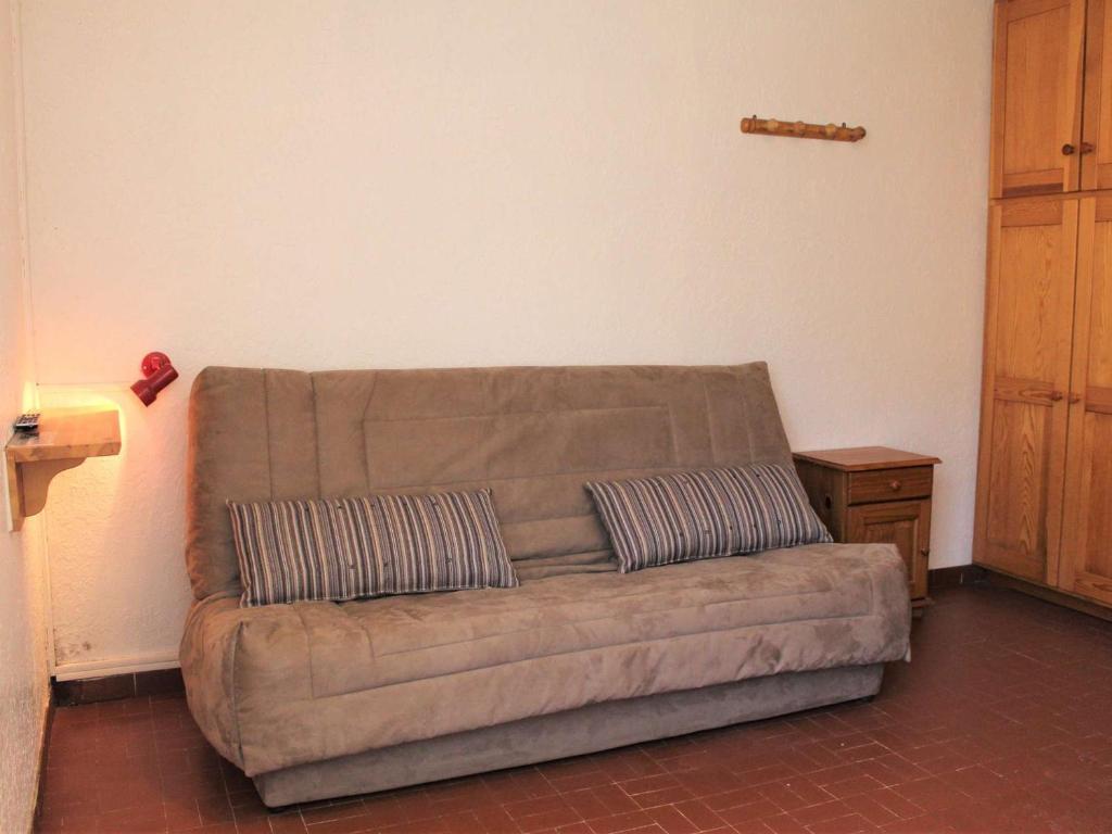ein braunes Sofa im Wohnzimmer in der Unterkunft Appartement Vars, 1 pièce, 2 personnes - FR-1-330B-111 in Vars