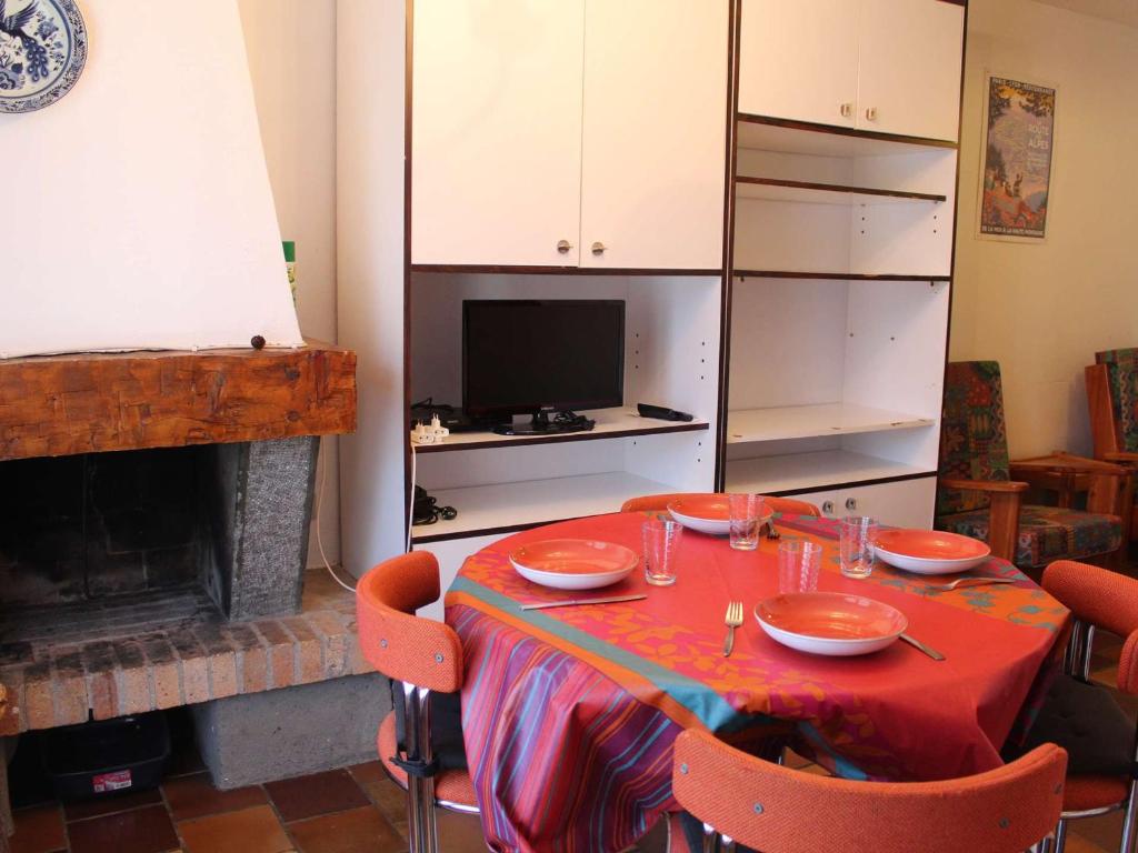 uma sala de jantar com uma mesa e uma lareira em Appartement Vars, 2 pièces, 5 personnes - FR-1-330B-105 em Vars