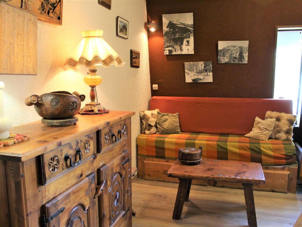 - un salon avec un canapé et une table avec une lampe dans l'établissement Duplex charmant à Vars Les Claux, 6 couchages, proche pistes et commerces - FR-1-330B-108, à Vars