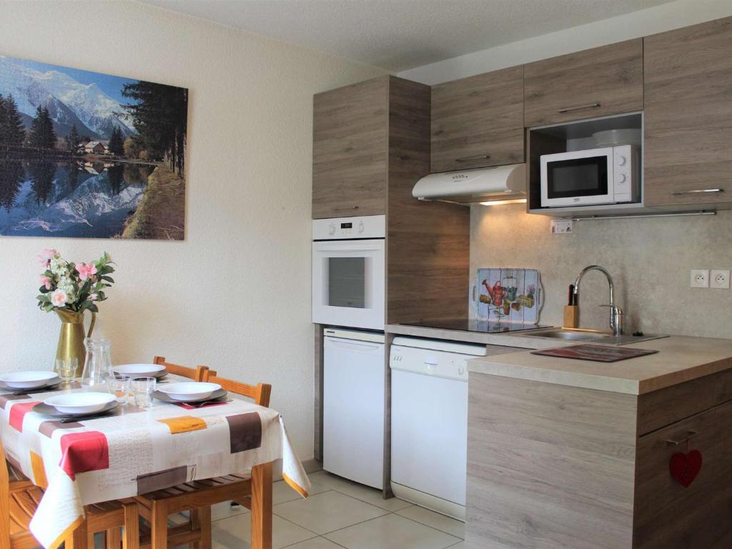 een keuken met een tafel en een keuken met een eetkamer bij Appartement Vars, 1 pièce, 4 personnes - FR-1-330B-121 in Vars