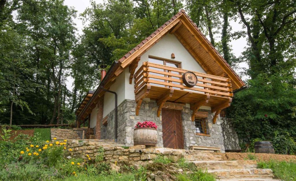 une petite maison avec un toit en bois dans l'établissement Holiday home in Novo Mesto - Dolenjska Bela krajina Unter- Weißkrain 35158, à Novo Mesto