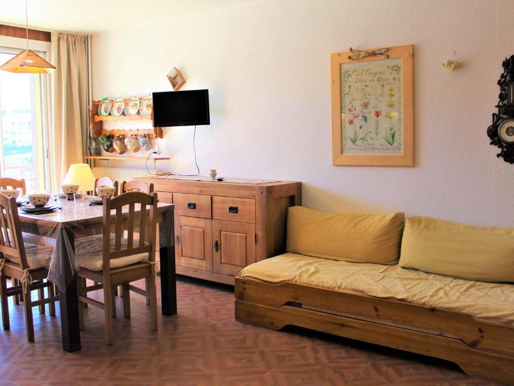 a living room with a couch and a table at Appartement Vars, 1 pièce, 4 personnes - FR-1-330B-134 in Vars