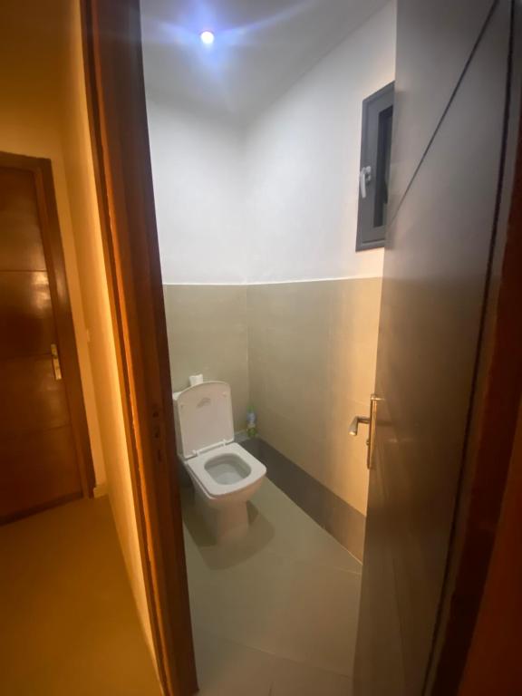 - une salle de bains avec des toilettes blanches dans une cabine dans l'établissement Central 2-bedrooms w/ balcony@Downtown Mers Sultan, à Casablanca