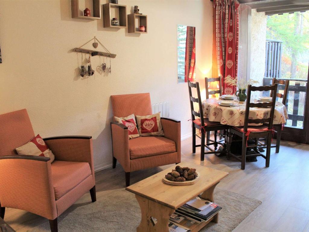 ein Wohnzimmer mit einem Tisch und Stühlen in der Unterkunft Appartement Vars, 1 pièce, 4 personnes - FR-1-330B-99 in Vars