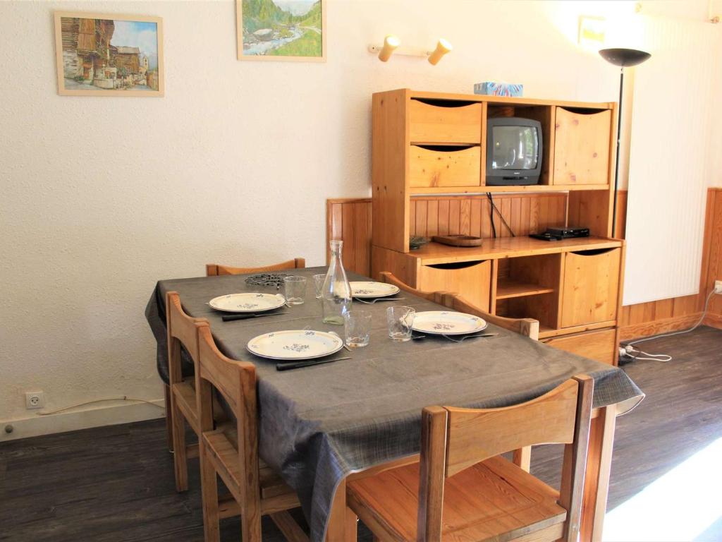 une salle à manger avec une table avec des chaises et une télévision dans l'établissement Appartement calme 2 pièces, 6 couchages avec balcon exposé Sud à 400m des pistes de Vars Les Claux - FR-1-330B-101, à Vars
