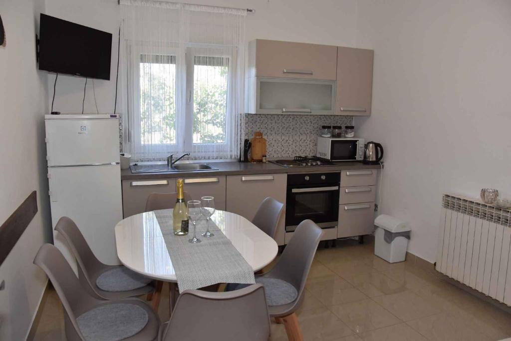 Kuchyňa alebo kuchynka v ubytovaní Apartment in Biograd na Moru - Biograd Riviera 8171