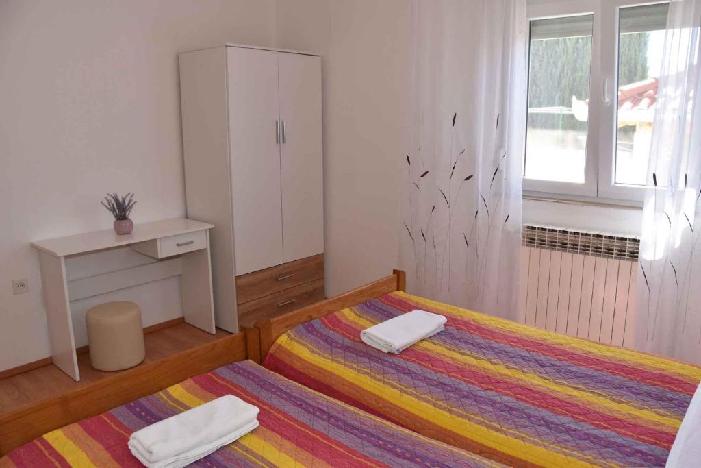 Posteľ alebo postele v izbe v ubytovaní Apartment in Biograd na Moru - Biograd Riviera 8171