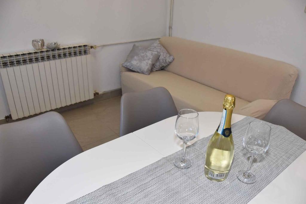 Nápoje v ubytovaní Apartment in Biograd na Moru - Biograd Riviera 8171