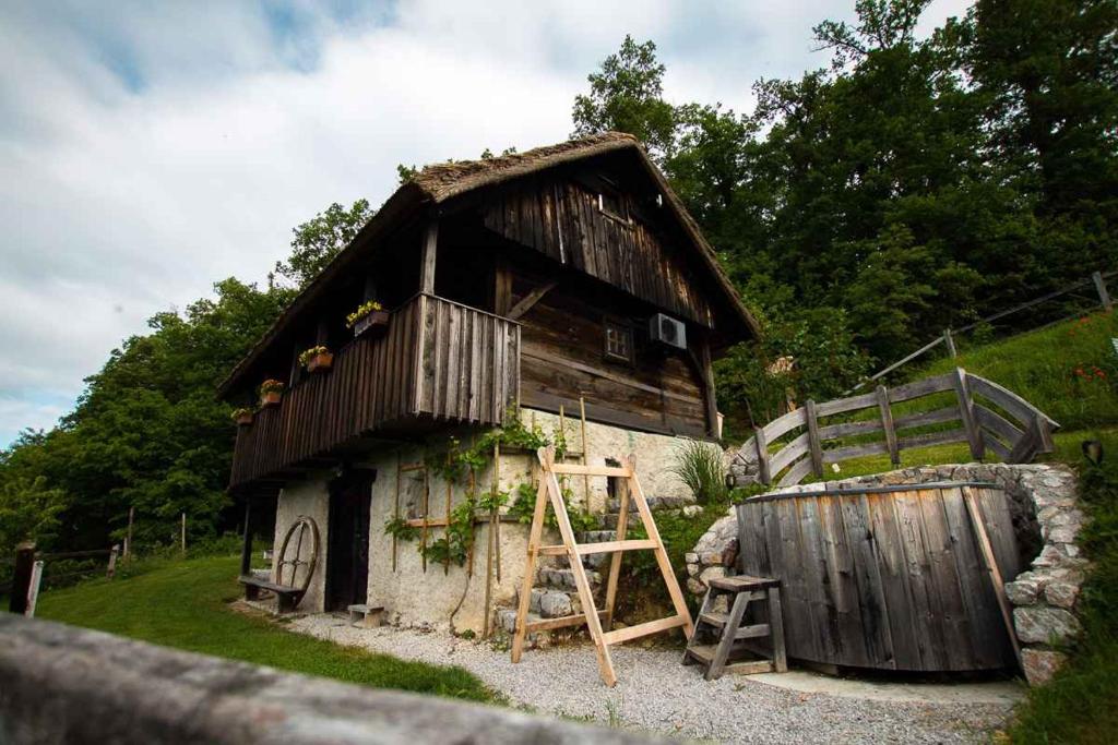 una vieja casa de madera con una escalera y una escalera en Holiday home in Otocec - Kranjska Krain 26039, en Otočec