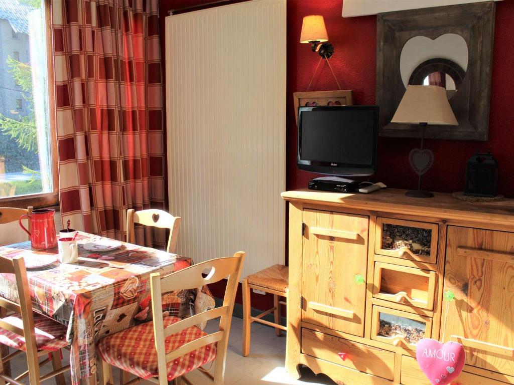 une salle à manger avec une table et une télévision sur une armoire dans l'établissement Studio calme proche centre et pistes, 4 couchages - Vars Les Claux - FR-1-330B-142, à Vars