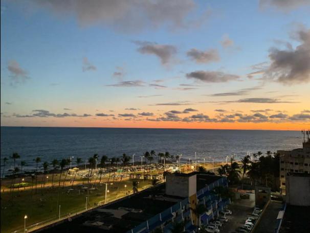 desde un edificio con vistas al océano al atardecer en Flat aconchegante na orla de Salvador, en Salvador