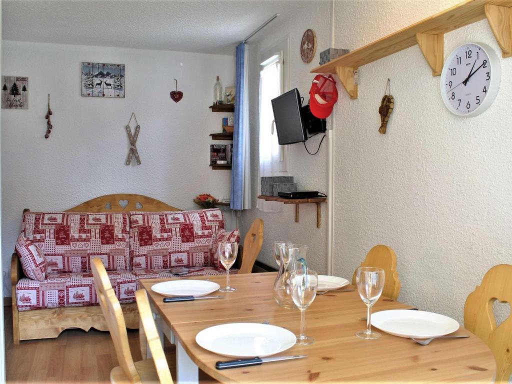 a dining room with a table and a couch at Appartement Risoul, 1 pièce, 4 personnes - FR-1-330-496 in Risoul