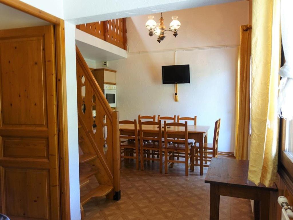 uma sala de jantar e cozinha com mesa e cadeiras em Appartement Arêches-Beaufort, 3 pièces, 7 personnes - FR-1-342-202 em Beaufort