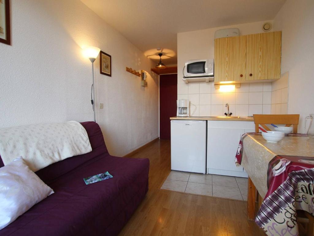 een woonkamer met een bank en een keuken bij Appartement Puy-Saint-Vincent, 1 pièce, 4 personnes - FR-1-330G-51 in Puy-Saint-Vincent