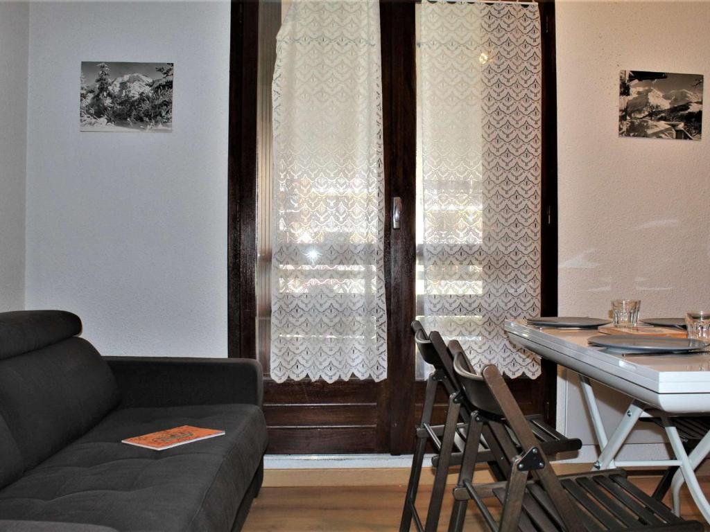 a living room with a couch and a table at Appartement Risoul, 1 pièce, 4 personnes - FR-1-330-498 in Risoul