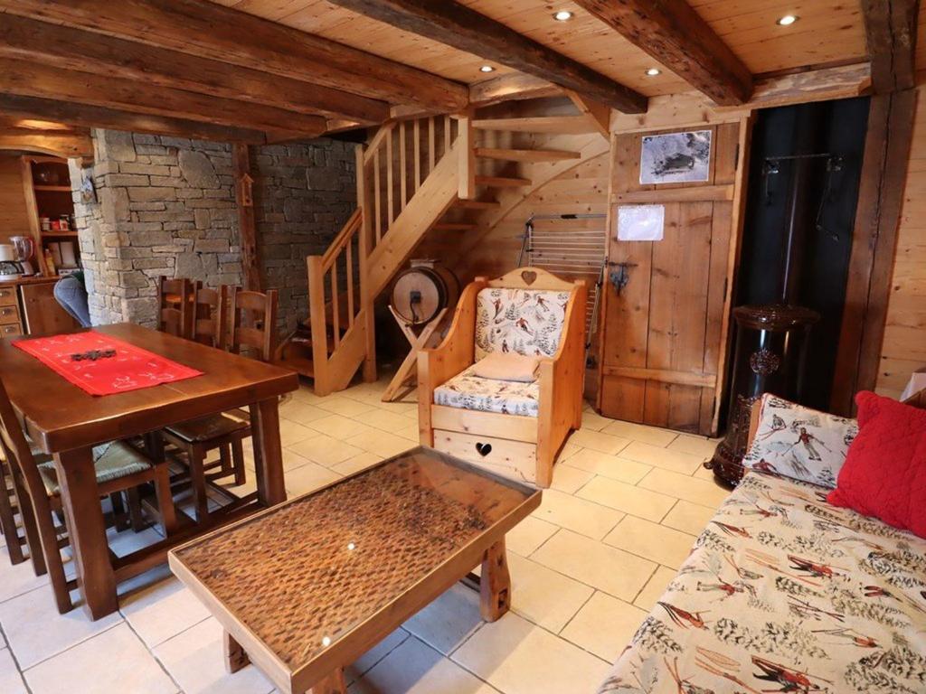 Chalet 3 pièces, 6 pers, 2 km des pistes, plein sud, internet - FR-1-342-158