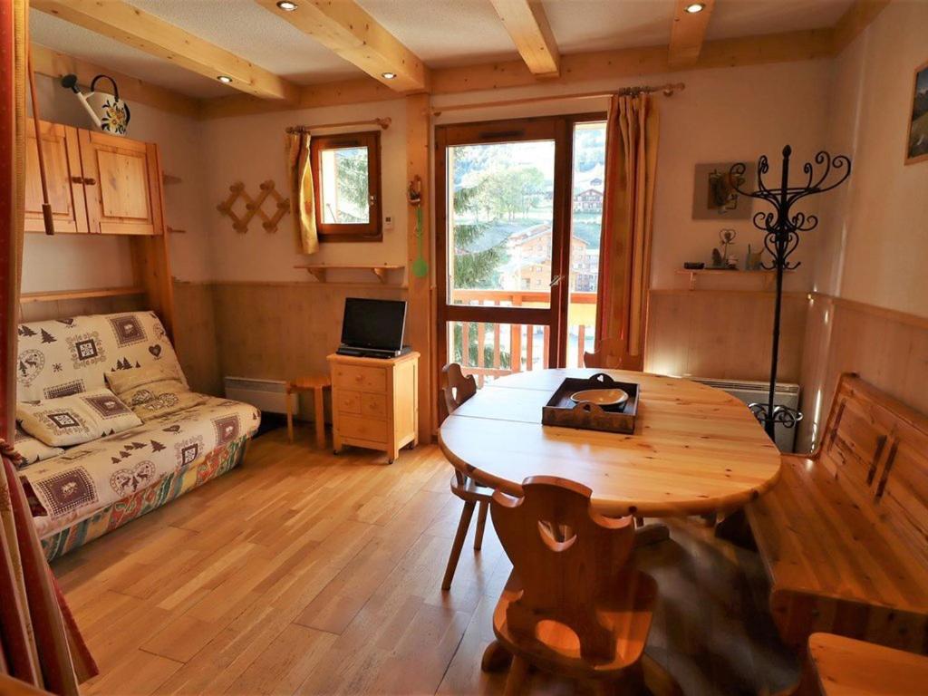 Posezení v ubytování Appartement fonctionnel 4-6 pers avec piscine, TV, lave-vaisselle et balcon à Arêches-Beaufort - FR-1-342-161