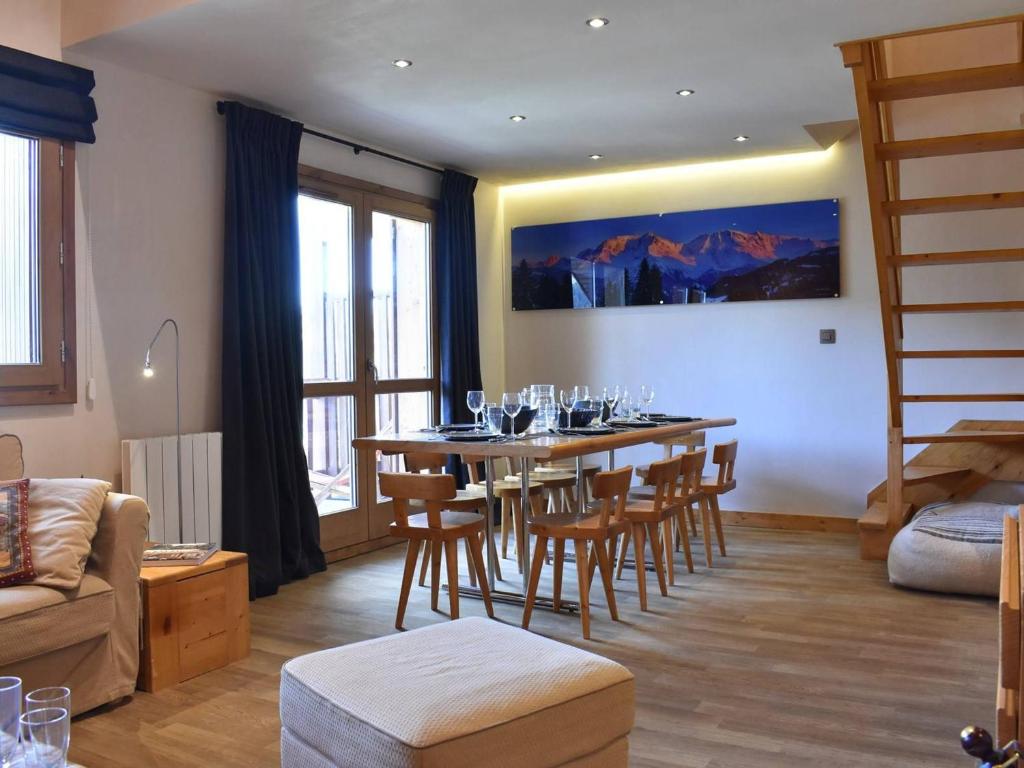 un salon avec une table et des chaises de salle à manger dans l'établissement Duplex spacieux 10 pers, proche pistes, parking, internet - FR-1-180-384, à Les Allues