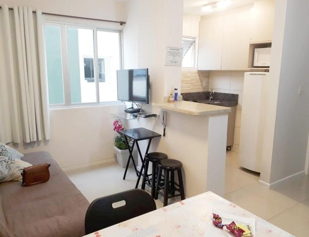 eine kleine Küche mit Tisch und Stühlen in einem Zimmer in der Unterkunft Lindo apartamento Avenida Brasil in Balneário Camboriú