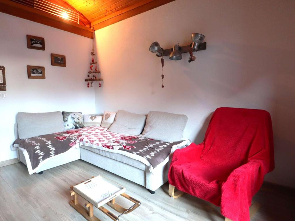 un salon avec un lit et une chaise dans l'établissement Duplex 4/5 pers., centre Arêches-Beaufort, piscine, proche commerces et pistes - FR-1-342-142, à Arêches