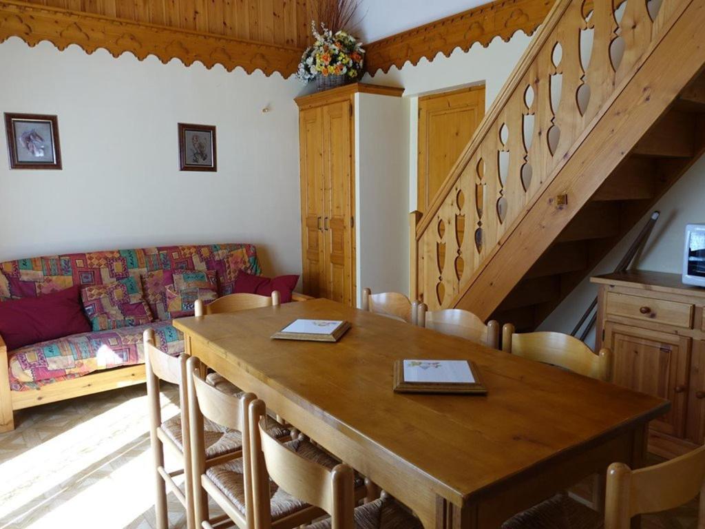 - une salle à manger avec une table en bois et un canapé dans l'établissement Appartement Arêches-Beaufort, 4 pièces, 8 personnes - FR-1-342-149, à Arêches