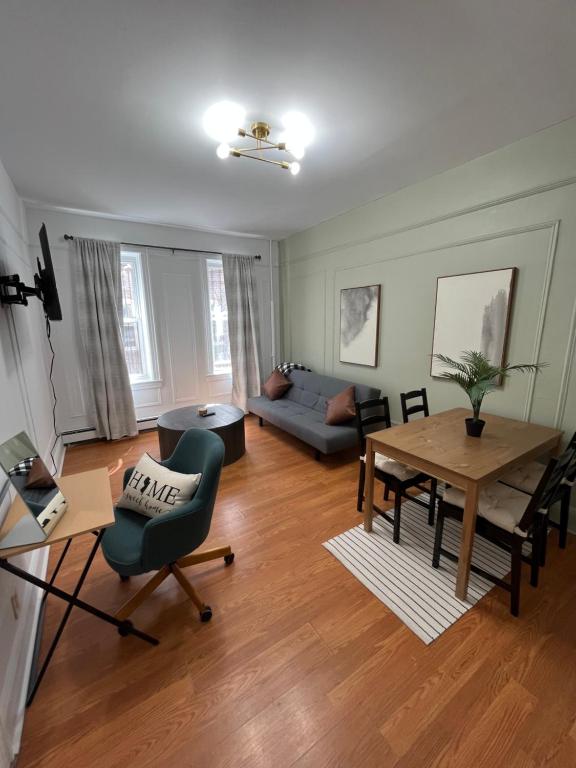 ein Wohnzimmer mit einem Tisch und einem Sofa in der Unterkunft The Jersey City Relief in Jersey City
