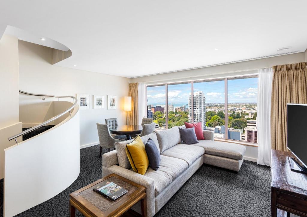 TV a/nebo společenská místnost v ubytování Crowne Plaza Auckland by IHG