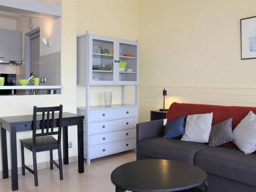 un salon avec un canapé et une table dans l'établissement Studio rénové en bord de mer à Villeneuve-Loubet - FR-1-252A-4, à Villeneuve-Loubet