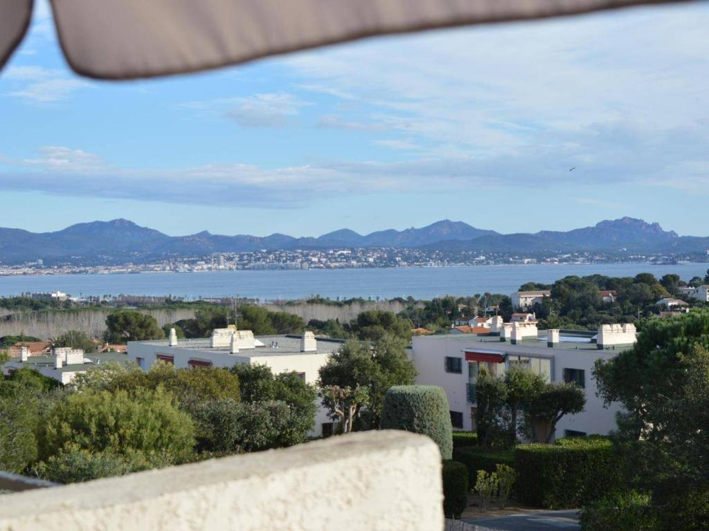 - une vue sur l'eau depuis une maison dans l'établissement St-Aygulf : Mezzanine 4 pers, terrasse, parking, lave-linge, animaux bienvenus - FR-1-226A-13, à Saint-Aygulf