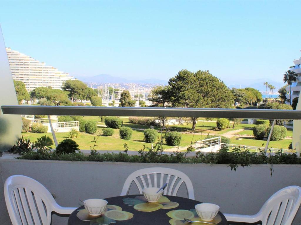 une table et des chaises sur un balcon avec vue dans l'établissement Studio Moderne avec Terrasse, Plage à 150m, Clim, Jardin et Tennis - FR-1-252A-5, à Villeneuve-Loubet