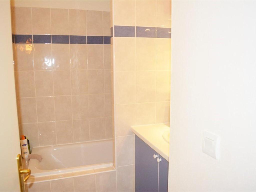 ein Bad mit einer Dusche und einem Waschbecken in der Unterkunft Maison Vallon-Pont-d&#39;Arc, 3 pièces, 6 personnes - FR-1-382-121 in Vallon-Pont-dʼArc