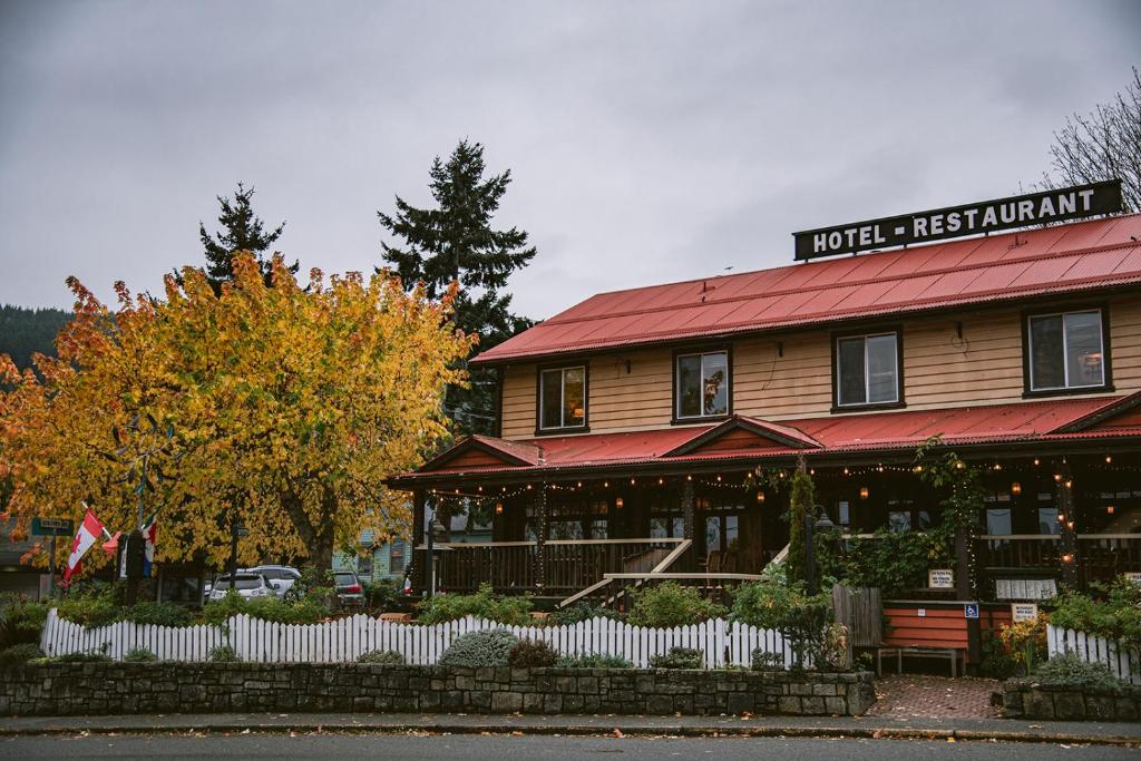 un restaurante de hotel con un cartel encima en Salt Spring Inn, en Ganges