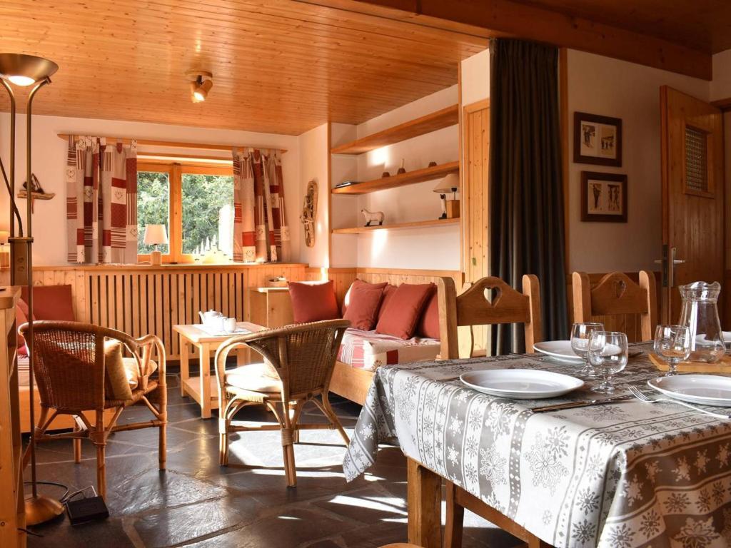 un salon avec une table, des chaises et un canapé dans l'établissement Appartement 3 pièces, 8 pers, près des pistes, cheminée, animaux acceptés - Méribel - FR-1-180-375, à Les Allues