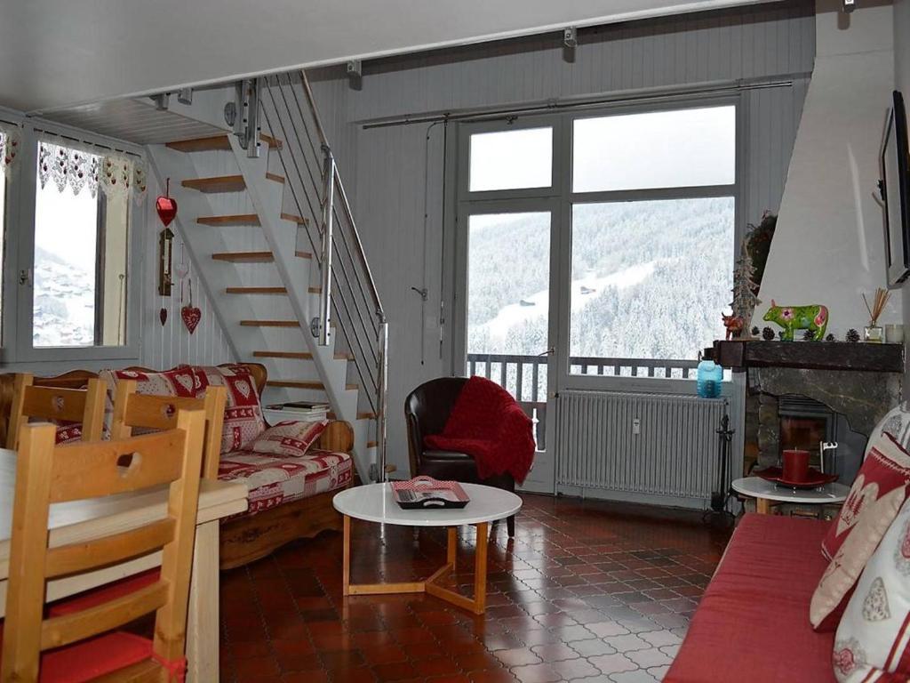 ein Wohnzimmer mit einem Sofa und einem Tisch in der Unterkunft Appartement Le Grand-Bornand, 3 pièces, 7 personnes - FR-1-241-203 in Le Grand-Bornand
