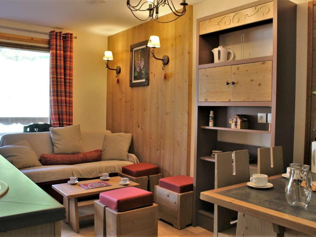un salon avec un canapé et une table dans l'établissement Appartement cosy 2 pièces avec piscine, sauna, proche pistes et commerces à Risoul 1850 - FR-1-330-474, à Risoul