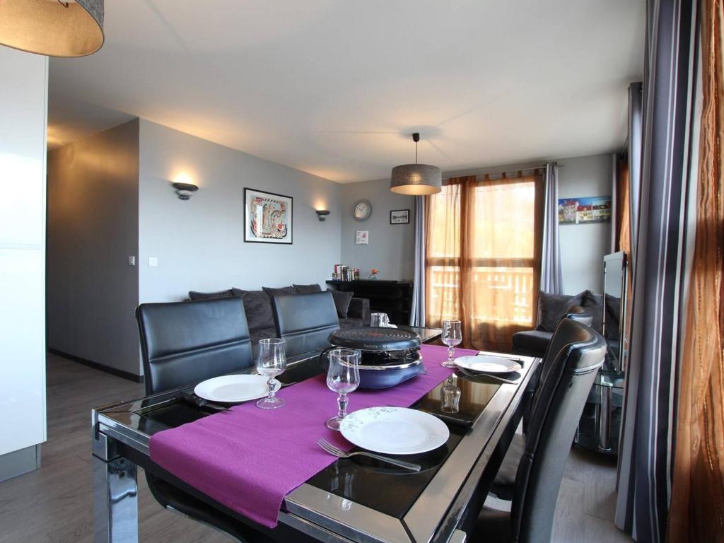 Appartement Puy-Saint-Vincent, 3 pièces, 6 personnes - FR-1-330G-15にあるレストランまたは飲食店