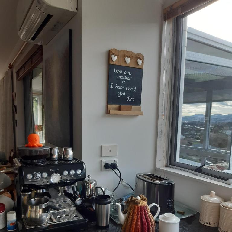 Příslušenství pro přípravu čaje a kávy v ubytování Hillview Homestay