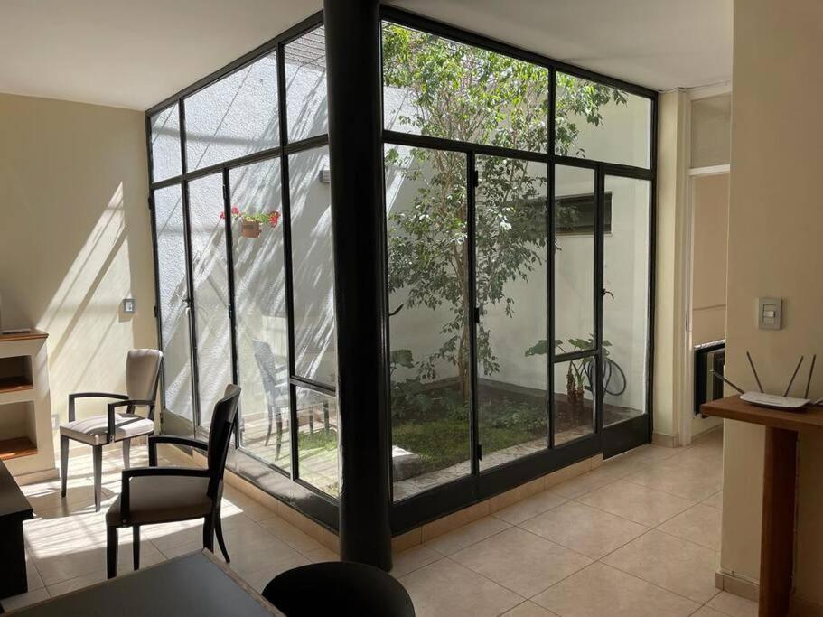 una sala de estar con una gran ventana en una casa en Casa Velvet, en la mejor zona residencial en Mendoza