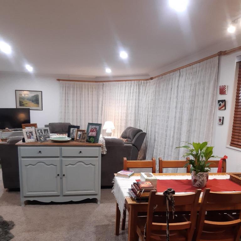 TV a/nebo společenská místnost v ubytování Hillview Homestay