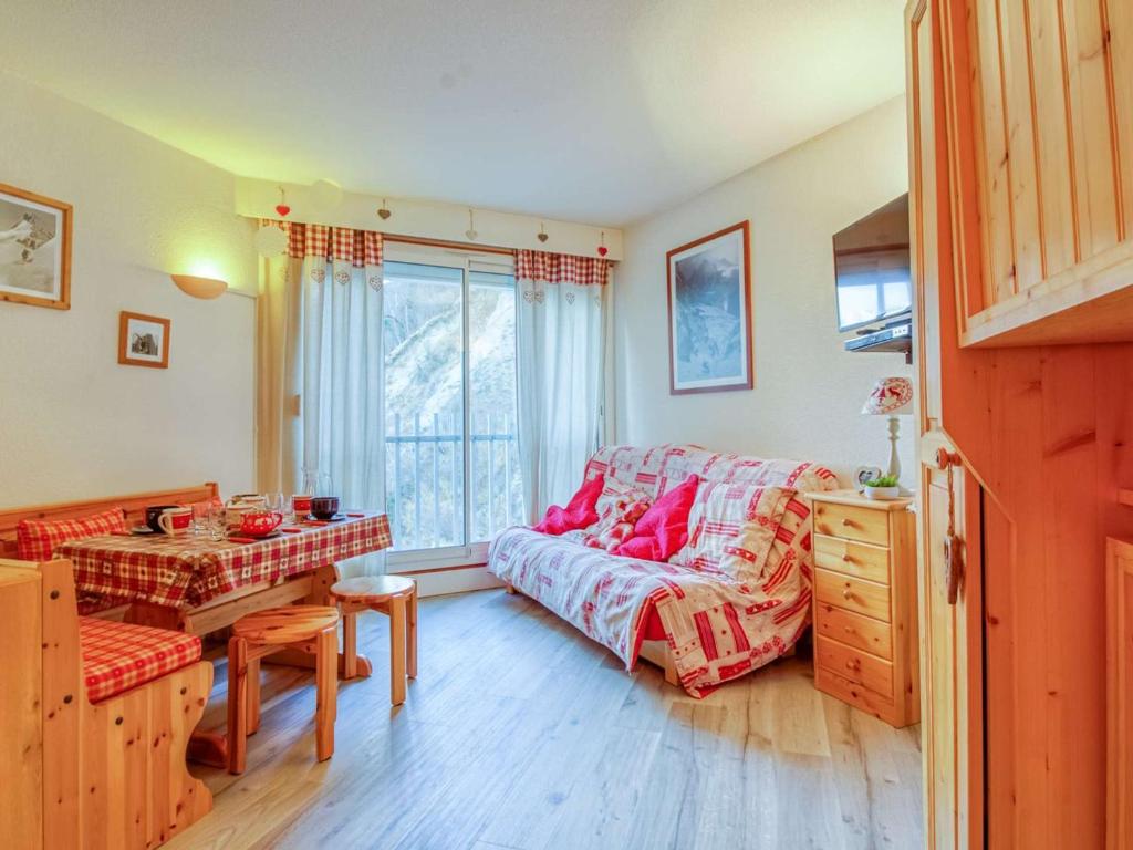 un salon avec un canapé et une table dans l'établissement Studio 4 pers à Barèges avec ascenseur - FR-1-403-41, à Barèges