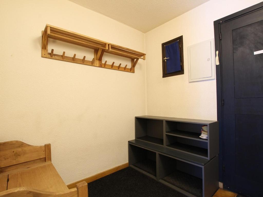 a room with a black door and a shelf at Appartement Saint-Chaffrey , 3 pièces, 6 personnes - FR-1-330E-106 in Saint-Chaffrey