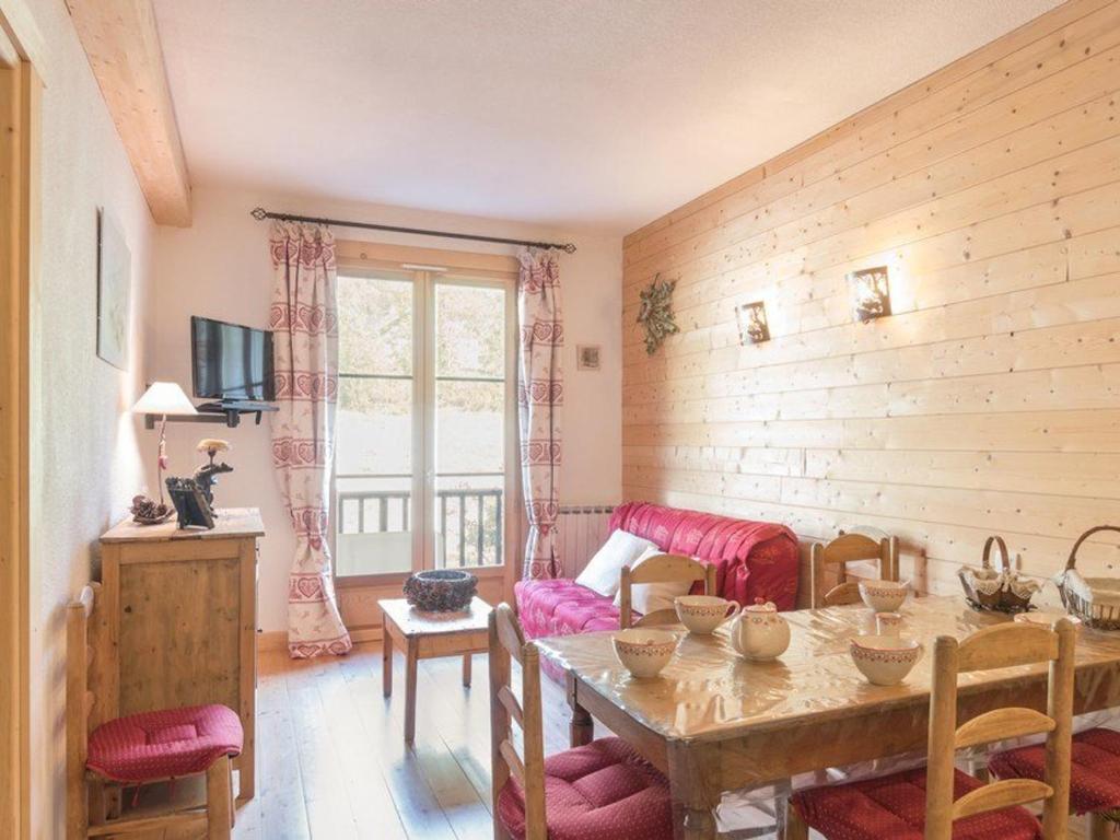 a living room with a table and a couch at Appartement Pelvoux, 3 pièces, 6 personnes - FR-1-330G-12 in Pelvoux